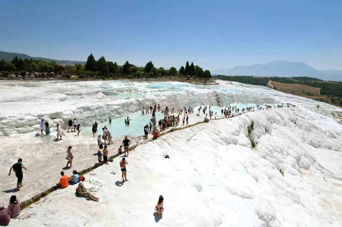 Pamukkale\'de Turist Sayısı Artıyor