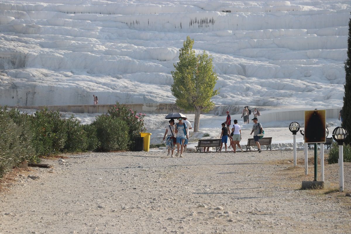 Pamukkale\'yi 8 ayda 1 milyon 512 bin kişi ziyaret etti