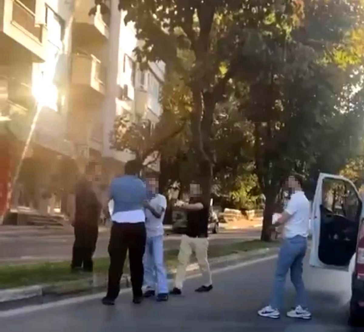 Bursa\'da trafikte kuryeye saldırı anları kamerada