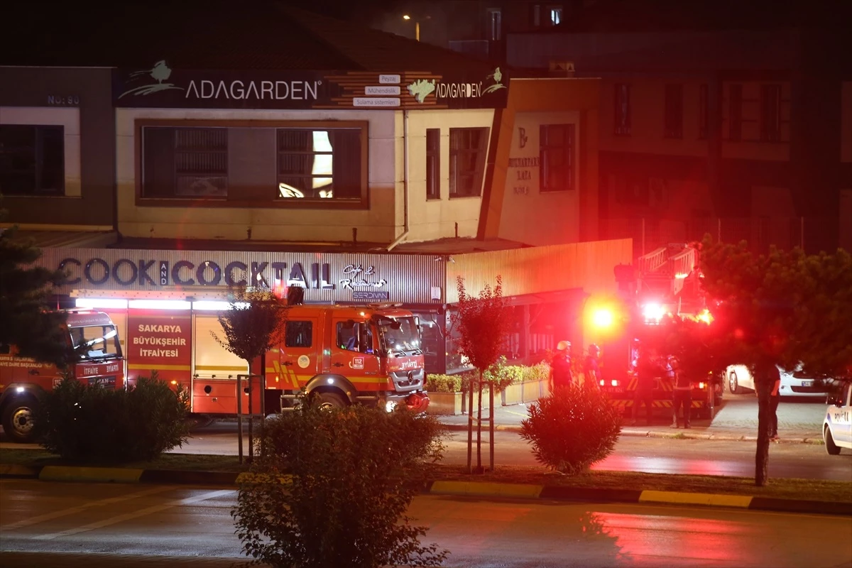 Sakarya\'da bir restoranın baca kısmında çıkan yangın söndürüldü