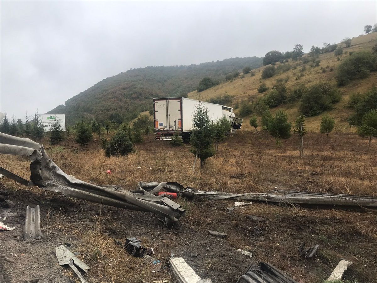 Samsun'da yoldan çıkan tır ağaçlara çarparak durdu