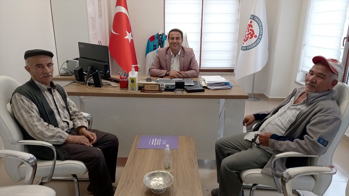 Şehit babalarından Beypazarı Sosyal Yardımlaşma ve Dayanışma Vakfı Müdürü Biçen\'e ziyaret