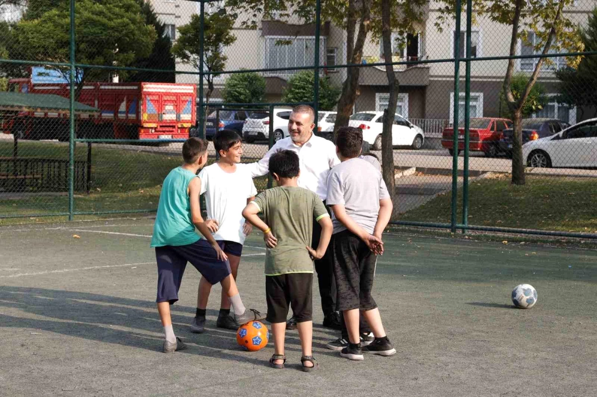 Sincan Belediye Başkanı Murat Ercan, çocuklarla top oynadı