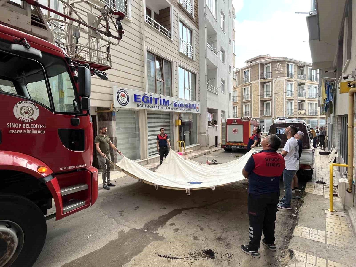 Sinop\'ta Komşusunun Eşyalarını Sokağa Atan Kadın Korku Dolu Anlar Yaşattı