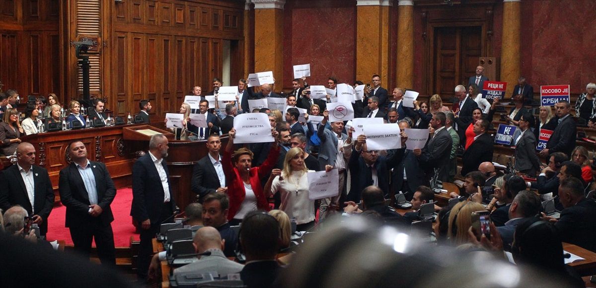 Sırbistan\'da Muhalefet Milletvekilleri Erken Seçim Talebiyle Meclis Oturumunu Protesto Etti