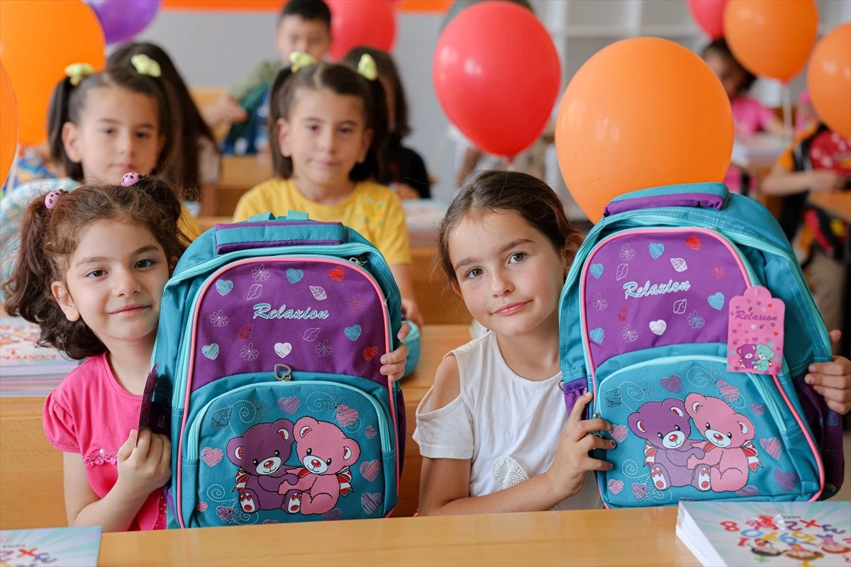 Sivas Belediyesi 7 Bin Öğrenciye Okul ve Beslenme Çantası Hediye Etti