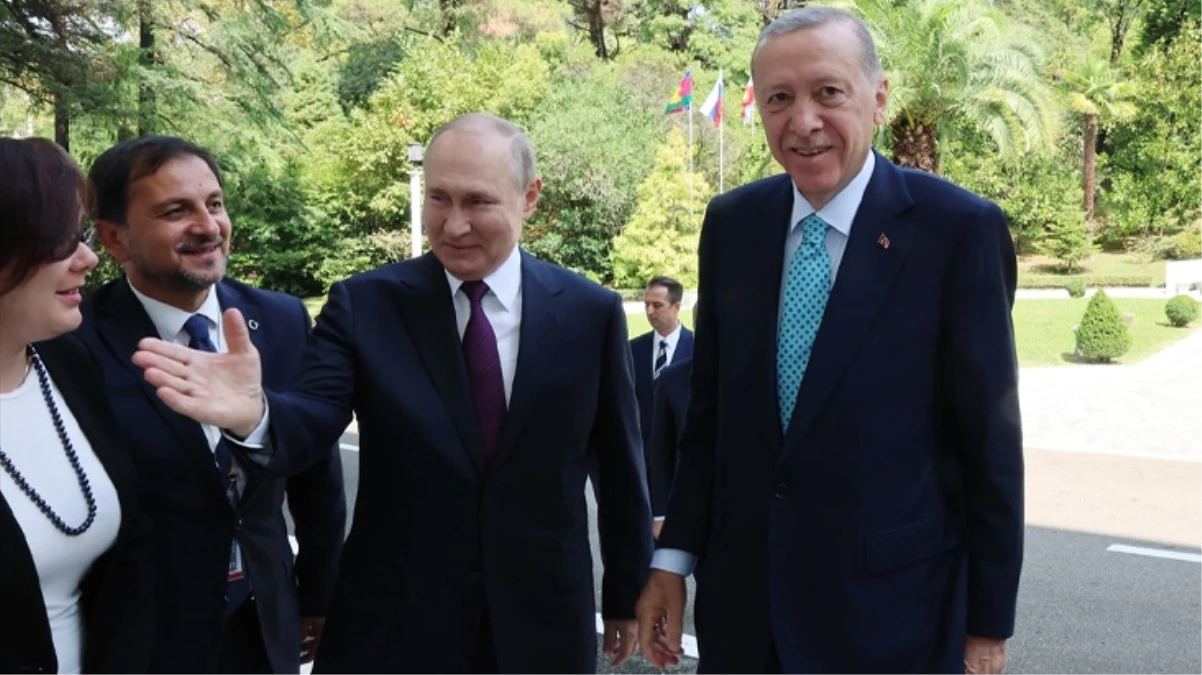 Rusya\'daki zirveye Putin\'in Erdoğan\'a teslim ettiği belgesel damga vurdu