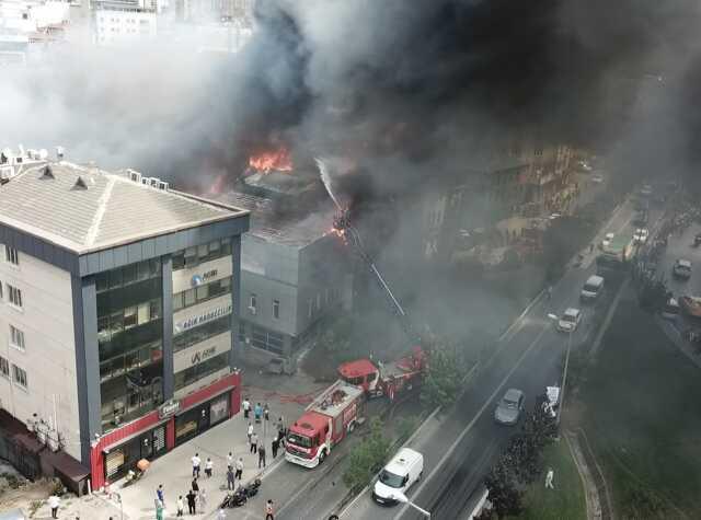 Son Dakika: İstanbul'da 2 katlı spor salonunda yangın! Alevler rüzgarın etkisiyle çevredeki binalara sıçradı