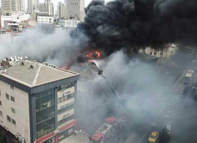 Son Dakika: İstanbul'da 2 katlı spor salonunda yangın! Alevler rüzgarın etkisiyle çevredeki binalara sıçradı