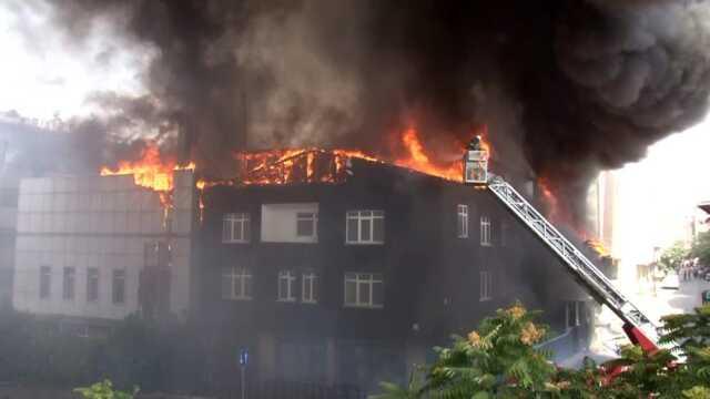 Son Dakika: İstanbul'da 2 katlı spor salonunda yangın! Alevler rüzgarın etkisiyle çevredeki binalara sıçradı