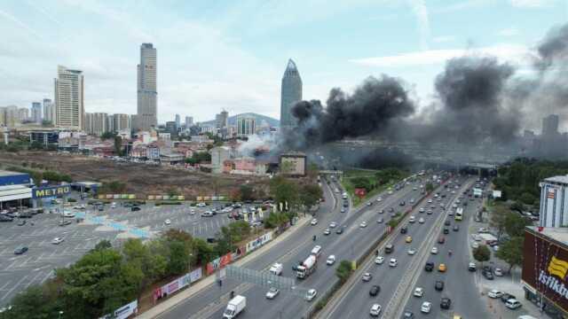 Son Dakika: İstanbul'da 2 katlı spor salonunda yangın! Alevler rüzgarın etkisiyle çevredeki binalara sıçradı