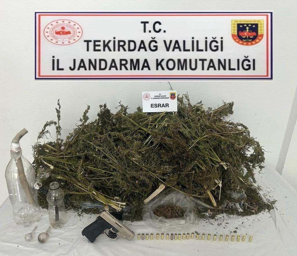 Tekirdağ\'da Uyuşturucu Operasyonu: 3 Kilogram Esrar ve Bonzai Ele Geçirildi