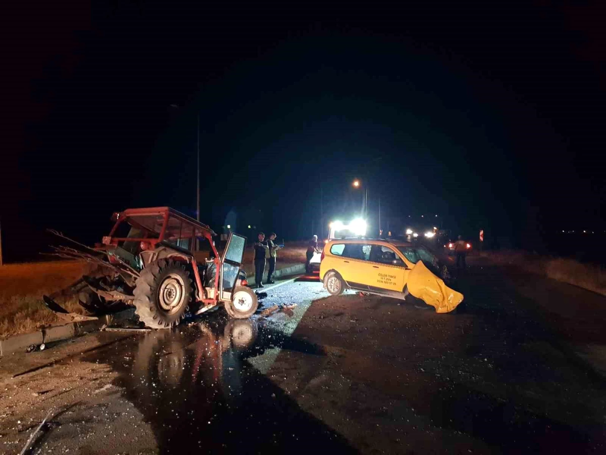 Çorum\'un Alaca ilçesinde traktör ile ticari taksi çarpıştı: 3 yaralı