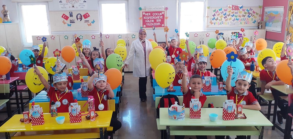 Tokat\'ta birinci sınıfa başlayan öğrencilere "rengarenk sınıf" sürprizi