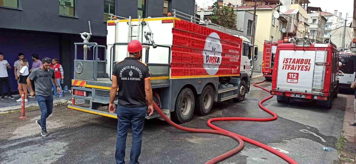 Ümraniye Belediyesi Arama Kurtarma Ekibi, Ataşehir\'deki Yangına Müdahale Etti