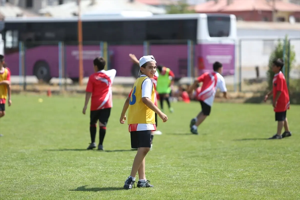 Konuşma Güçlüğü Çeken Çocuk Futbol Sayesinde Özgüven Kazandı