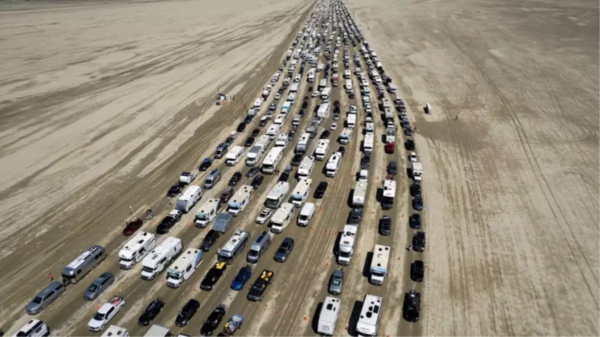 Yağmurla felakete dönüşen Burning Man festival alanında çıkışlar başladı