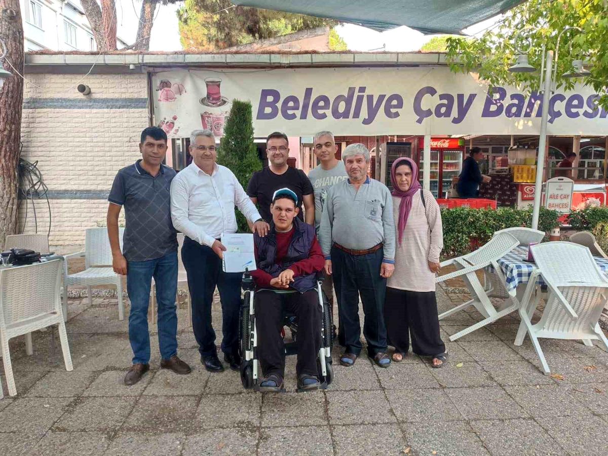 Manisa Gördesliler Kültür ve Dayanışma Derneği\'nden Engelli Vatandaşa Akülü Sandalye Hediye