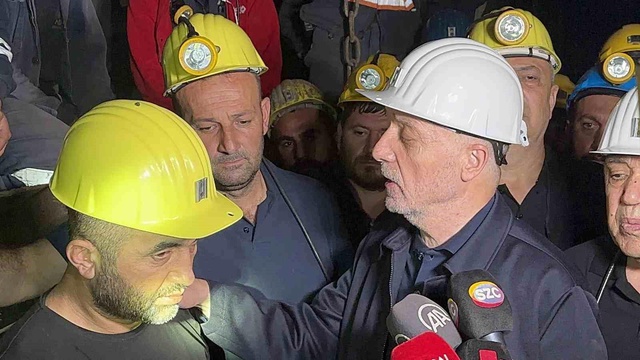 Yerin yüzlerce metre altındaki maden işçilerinin açlık grevi sona erdi Yerin yüzlerce metre altındaki maden işçilerinin açlık grevi sona erdi
