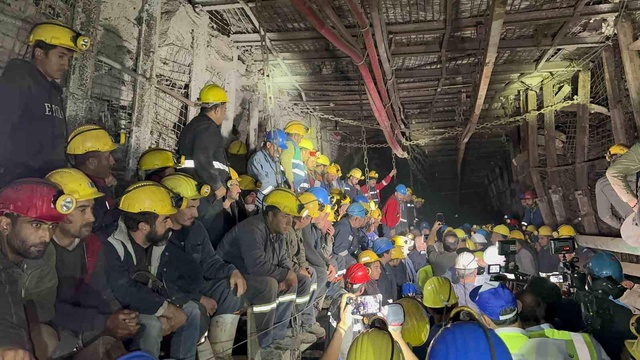 Yerin yüzlerce metre altındaki maden işçilerinin açlık grevi sona erdi Yerin yüzlerce metre altındaki maden işçilerinin açlık grevi sona erdi