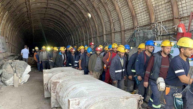Yerin yüzlerce metre altındaki maden işçilerinin açlık grevi sona erdi Yerin yüzlerce metre altındaki maden işçilerinin açlık grevi sona erdi