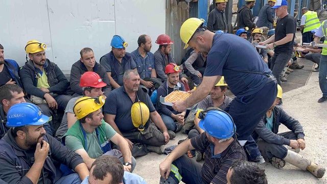 Yerin yüzlerce metre altındaki maden işçilerinin açlık grevi sona erdi Yerin yüzlerce metre altındaki maden işçilerinin açlık grevi sona erdi