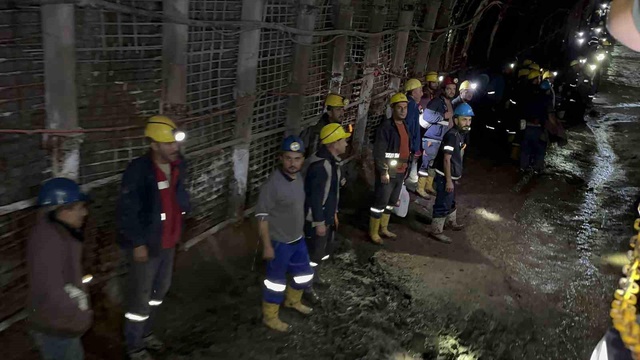 Yerin yüzlerce metre altındaki maden işçilerinin açlık grevi sona erdi Yerin yüzlerce metre altındaki maden işçilerinin açlık grevi sona erdi