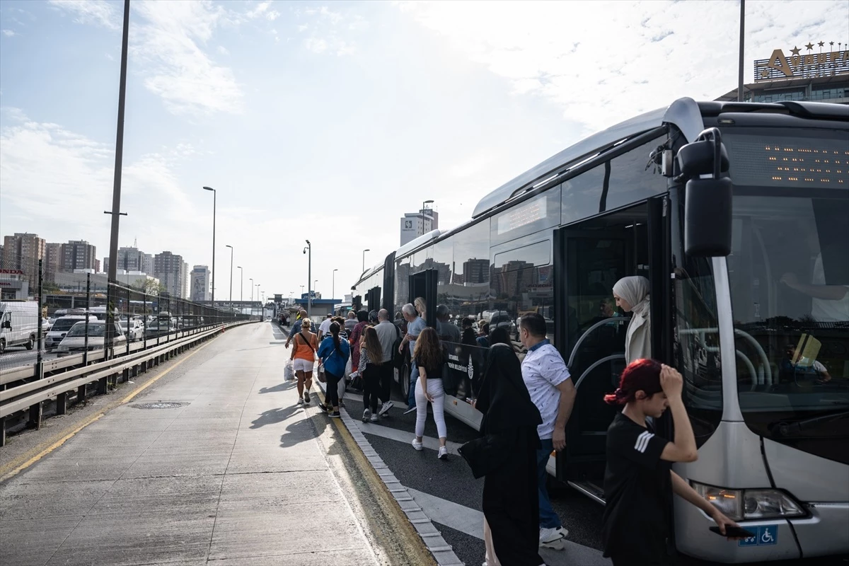 Zeytinburnu\'nda Metrobüs Arızası: Yolcular Yürüyerek Durağa Gitti