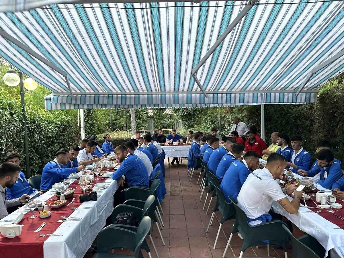 Anadolu Üniversitesi Spor Kulübü futbolcuları moral yemeğinde buluştu