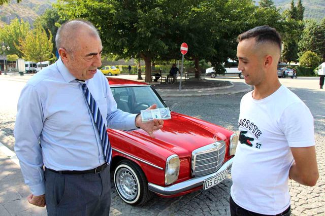 1976 model klasik otomobilini sıra dışı bir yöntemle satışa çıkardı! Hem araba hem de para verecek 1976 model klasik otomobilini sıra dışı bir yöntemle satışa çıkardı! Hem araba hem de para verecek