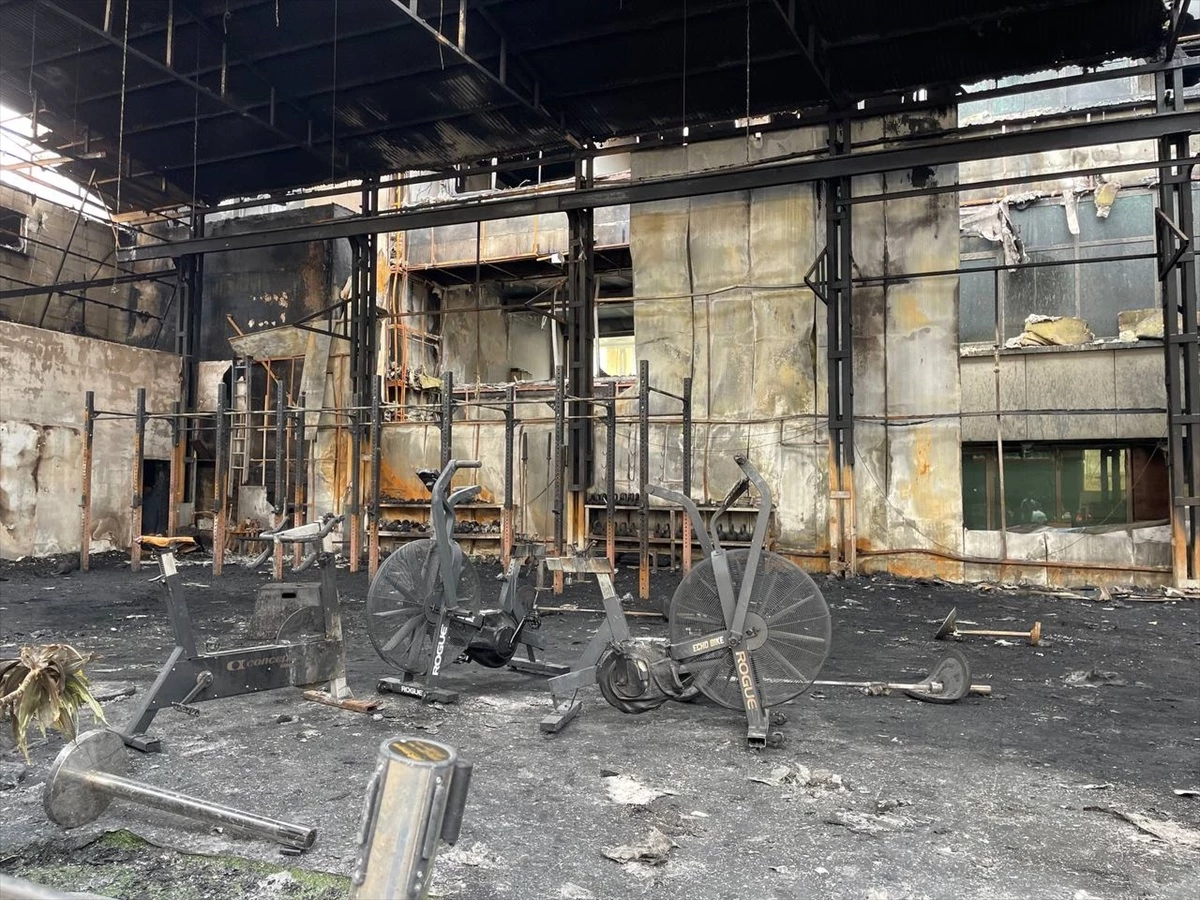 Ataşehir\'de Spor Salonunda Başlayan Yangın 5 Binaya Sıçradı