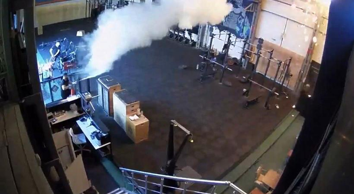 Ataşehir\'de Spor Salonunda Çıkan Yangın 3 Binaya Sıçradı