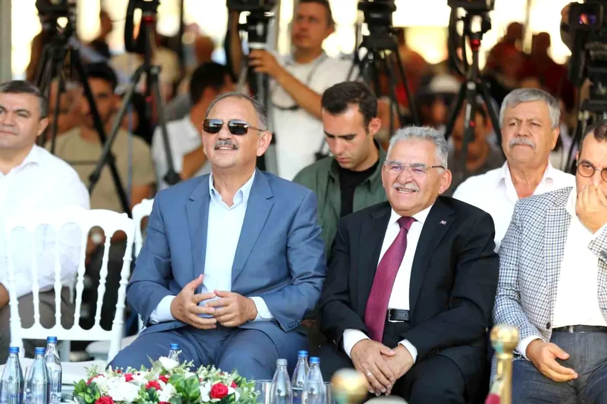 Bakan Özhaseki\'den Büyükkılıç\'a: "Hizmetlerini maşallah konuşturuyor"