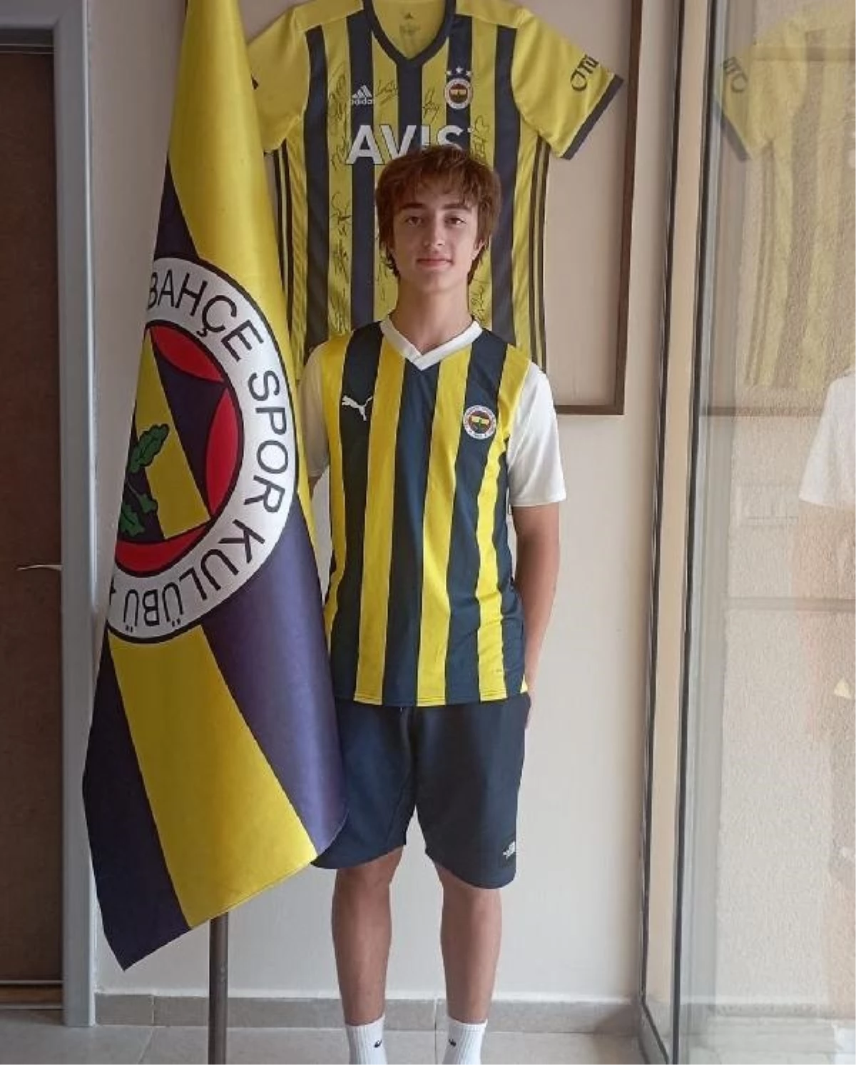 Bergama Gençlerbirliği oyuncusu Kerem Gündüz Fenerbahçe\'ye transfer oldu