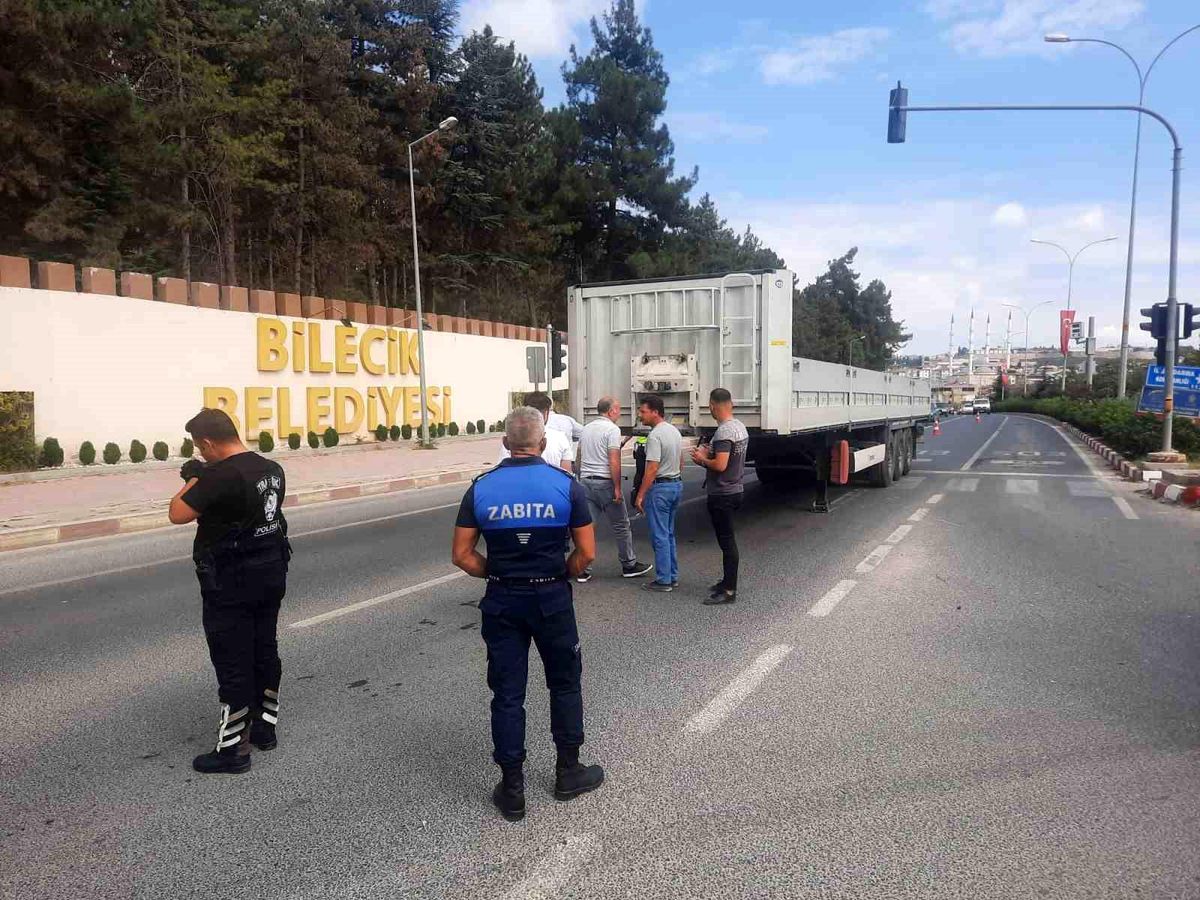 Bilecik\'te Tır Dorsesi Bağlantısı Koparak Ayrıldı