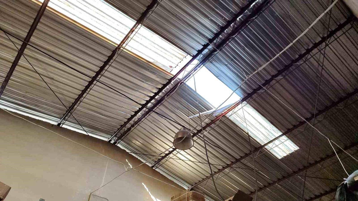 Burdur\'da fabrika çatısında çalışan işçi düşerek ağır yaralandı