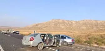 Çankırı'da kafa kafaya çarpışan otomobillerde 1 ölü, 7 yaralı