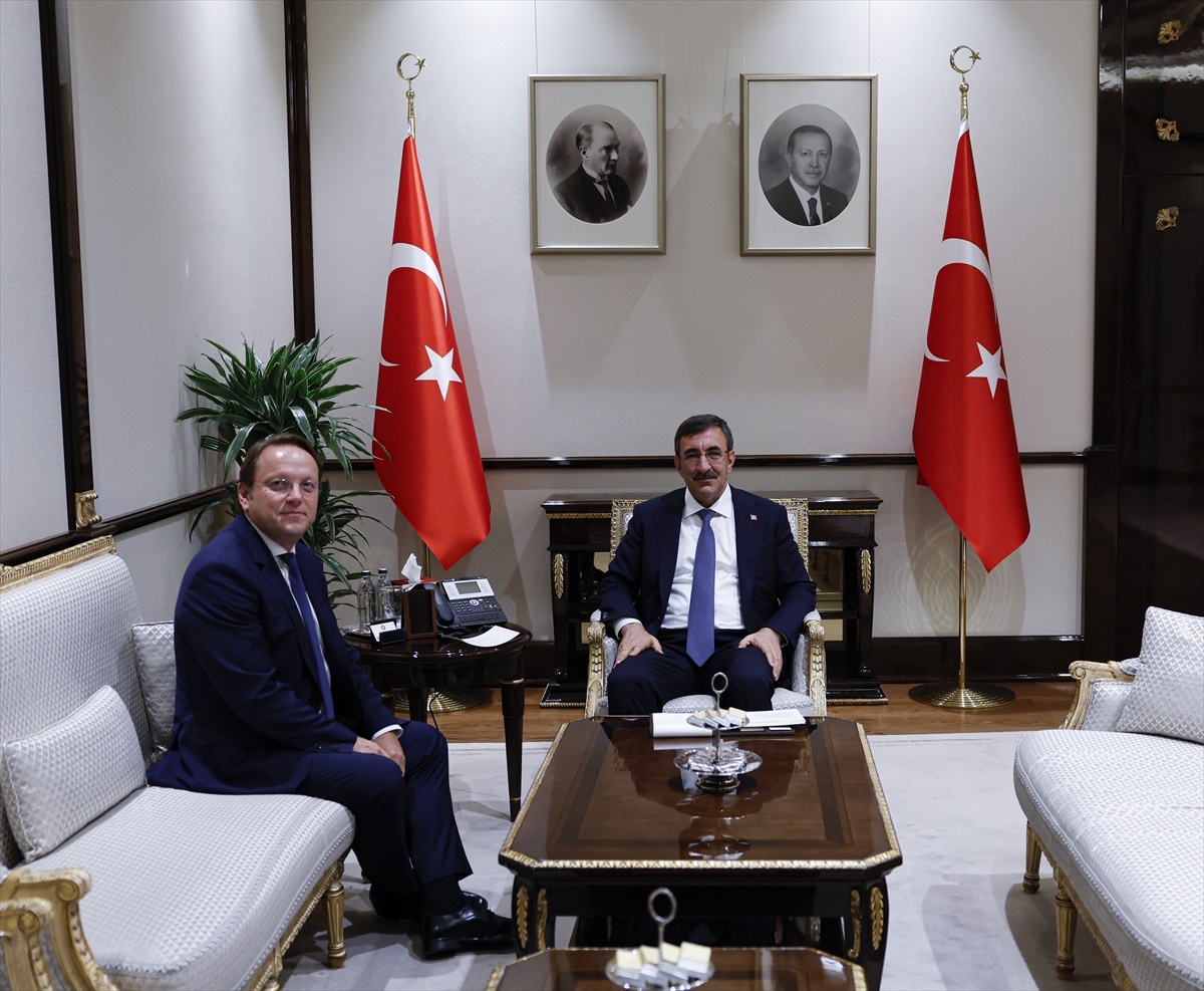 Cumhurbaşkanı Yardımcısı Cevdet Yılmaz, AB Komisyonu Üyesi Oliver Varhelyi\'yi Kabul Etti