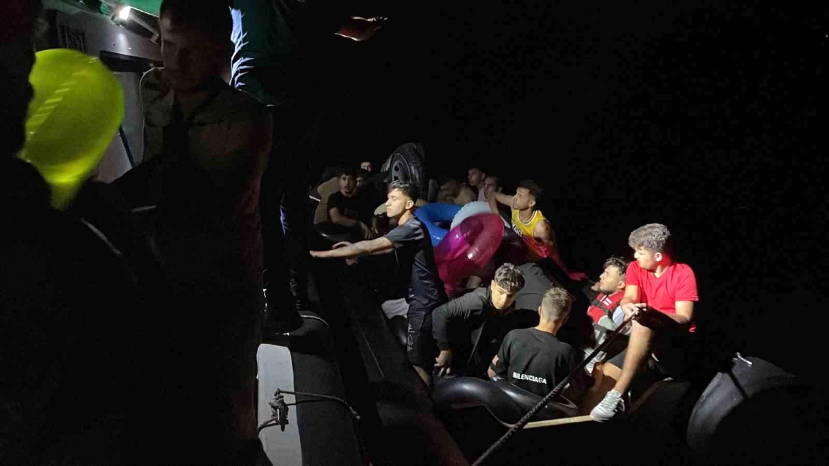 Yunanistan unsurlarınca Türk kara sularına itilen lastik bottaki 30 düzensiz göçmen kurtarıldı