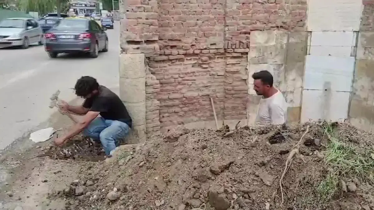 Edirne\'de tarihi çeşme trafiği etkilediği için başka bir yere taşınıyor