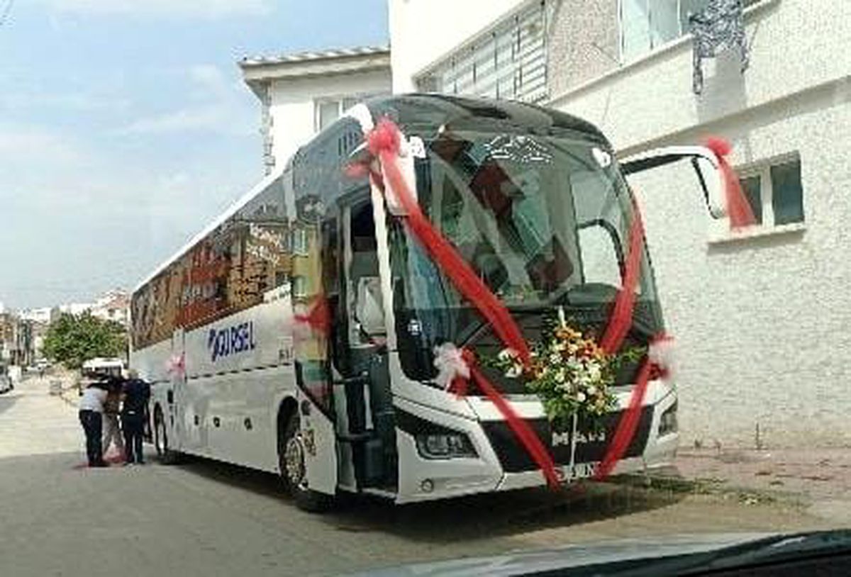 Eskişehir\'de Gelin Arabası Yerine Otobüs Kullanıldı