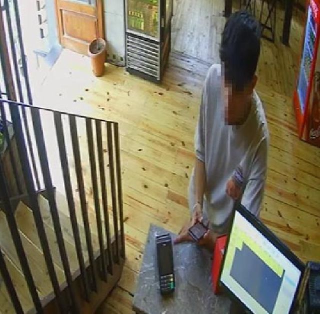 'Annemi arayacağım' diyerek cep telefonunu aldı: Banka hesabında ne var ne yok hepsini kendine gönderdi 'Annemi arayacağım' diyerek cep telefonunu aldı: Banka hesabında ne var ne yok hepsini kendine gönderdi