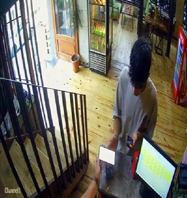 'Annemi arayacağım' diyerek cep telefonunu aldı: Banka hesabında ne var ne yok hepsini kendine gönderdi 'Annemi arayacağım' diyerek cep telefonunu aldı: Banka hesabında ne var ne yok hepsini kendine gönderdi