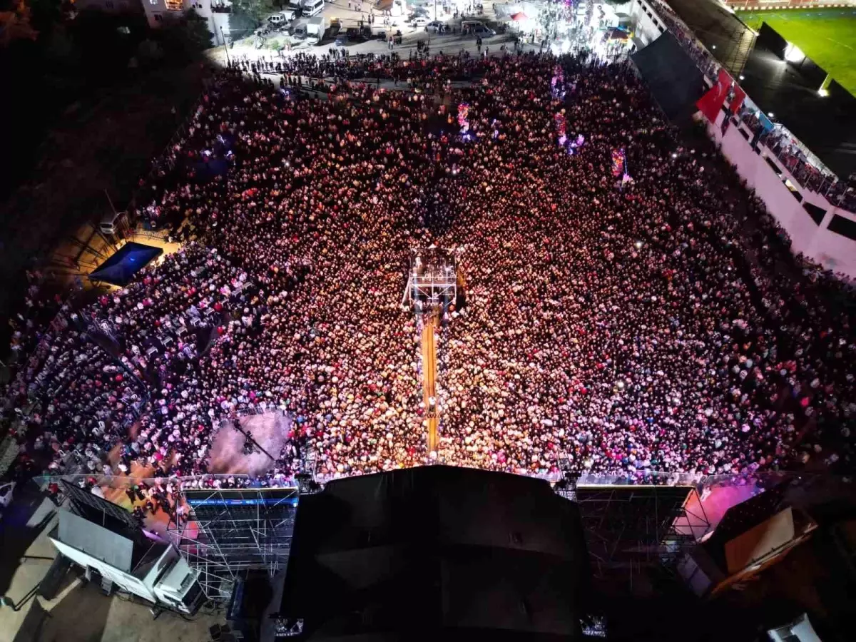 Hadise, Elmalı\'da hayranlarıyla buluştu