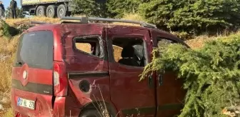 Elazığ'da Hafif Ticari Araç Şarampole Yuvarlandı: 1 Ölü, 4 Yaralı