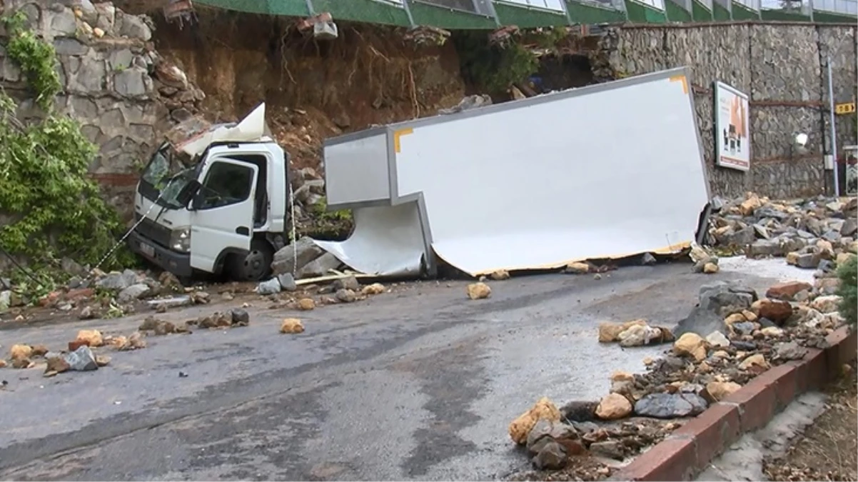 İstanbul\'da sel nedeniyle çöken duvar, kamyoneti ikiye ayırdı