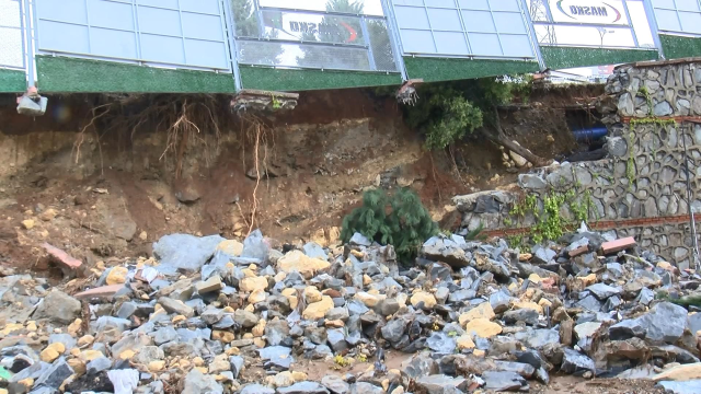 İkitelli'deki Mobilyacılar Sitesinde Şiddetli Yağmur Sonucu Duvar Çöktü