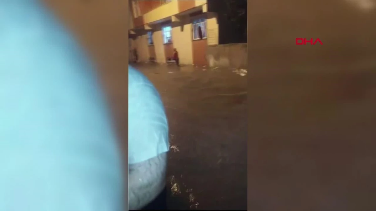 Arnavutköy\'de Sağanak Yağış Sonrası Ev ve İş Yerleri Su Baskınına Uğradı