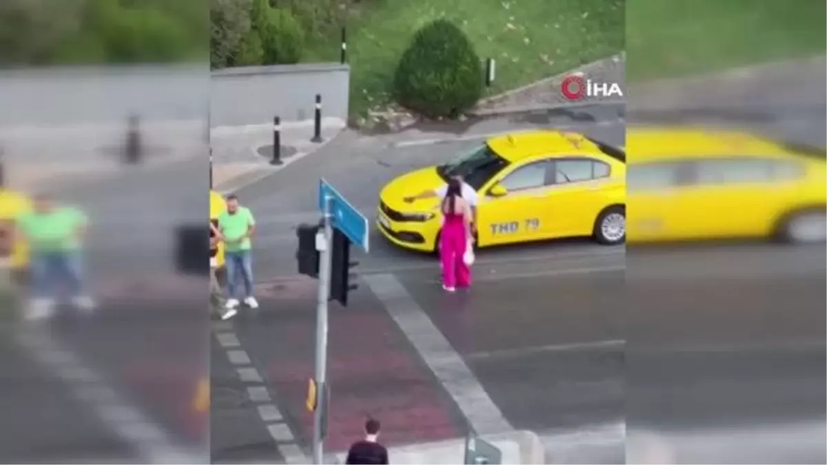 İstanbul\'da taksici ve kadın müşterilerin tekmeli kavgası kamerada: Yere savurduğu kadın çanta fırlattı
