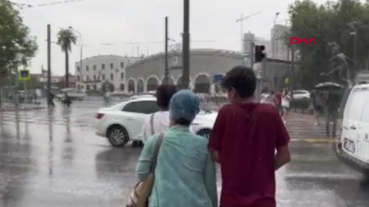 İzmir\'de Sağanak Yağış: Cadde ve Sokaklarda Su Birikintileri Oluştu